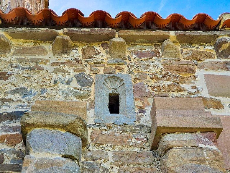 Image of a decorative detail of Santa Cristina de Lena