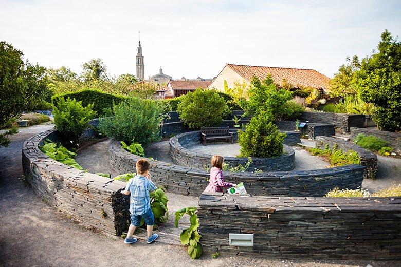 Picture of some children in the Atlantic Botanical Garden (Gijón/Xixón)