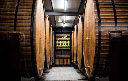 Fässer mit Apfelwein in der Mosterei von Llagar Sidra JR