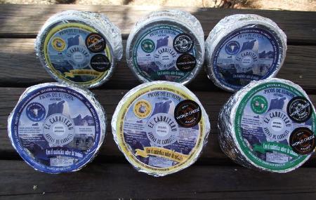Quesería Artesanal El Cabriteru, three varieties of blue cheese