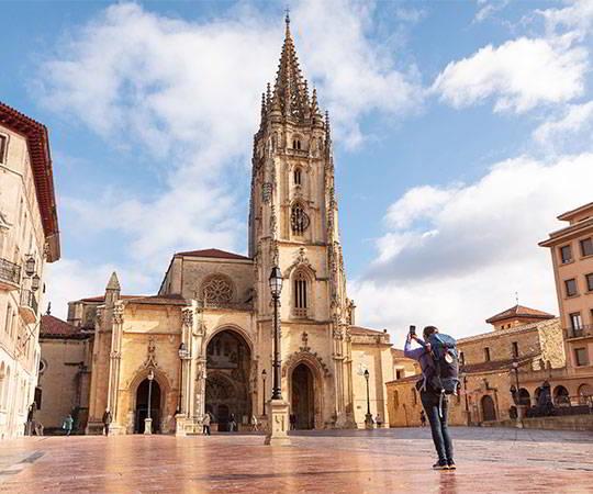 Image of the main façade of the Cathedral of El Salvador in Oviedo/Uviéu.