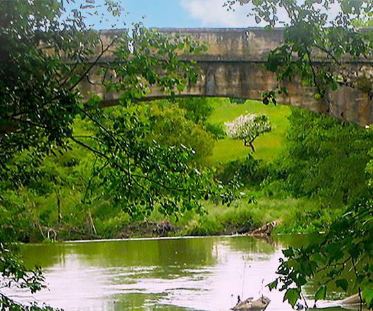 Image of the bridge in Cayés over the river Nora in the council of Llanera.