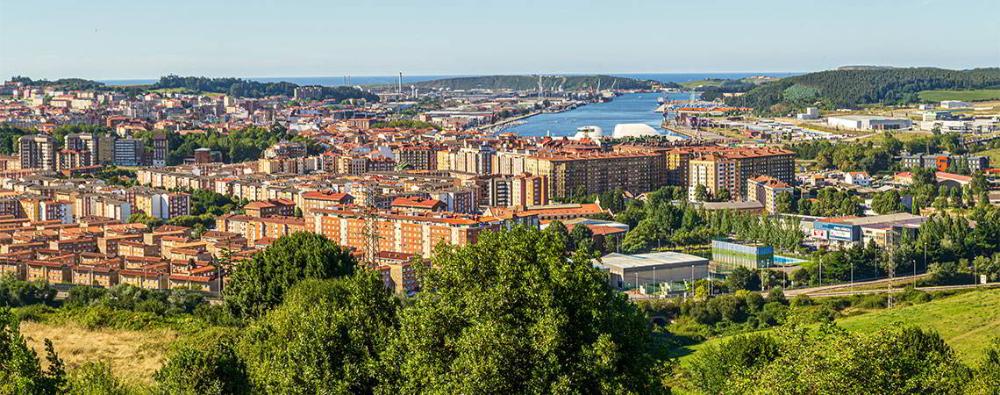 Panoramic image of the Avilés estuary with the Niemeyer Centre in the centre of the photo.