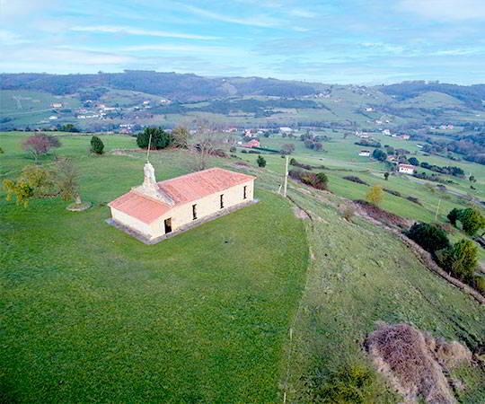 Aerial image of the exterior of the Chapel of Saints Justo and Pastor and its surroundings (Solís - Corvera de Asturias).