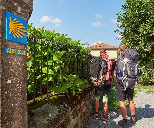 Image of two pilgrims at the door of the pilgrims' hostel in Salas.