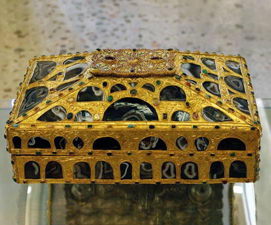 Image of the Agate Box in the foreground inside the Holy Chamber.