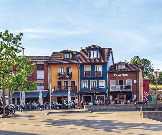 Image of a square with people in terraces having a drink in La Pola Siero.