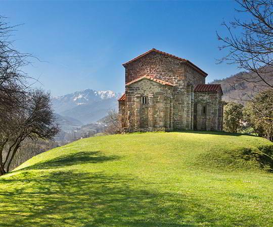 Image of the Church of Santa Cristina de Lena and its surroundings.