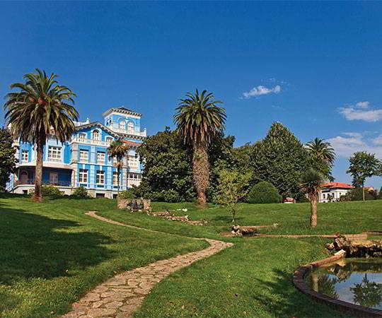 Image of the main façade of the Archivo de Indianos. Emigration Museum in Colombres.