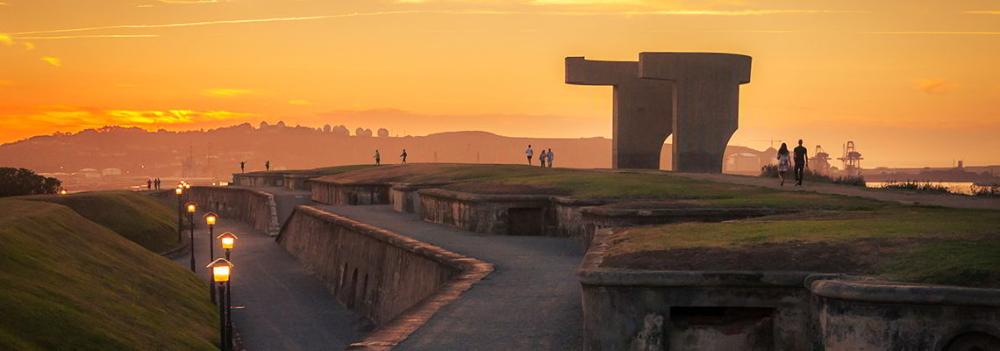 Image at sunset of the Elogio del Horizonte in Gijón/Xixón.