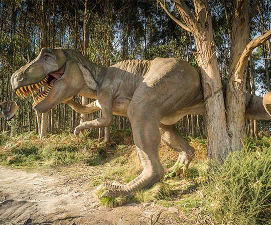 Image of a reproduction of a dinosaur outside the Jurassic Museum of Asturias.