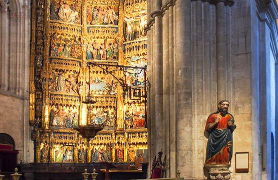 Image of the altarpiece in the interior of the Cathedral of El Salvador in Oviedo/Uviéu.