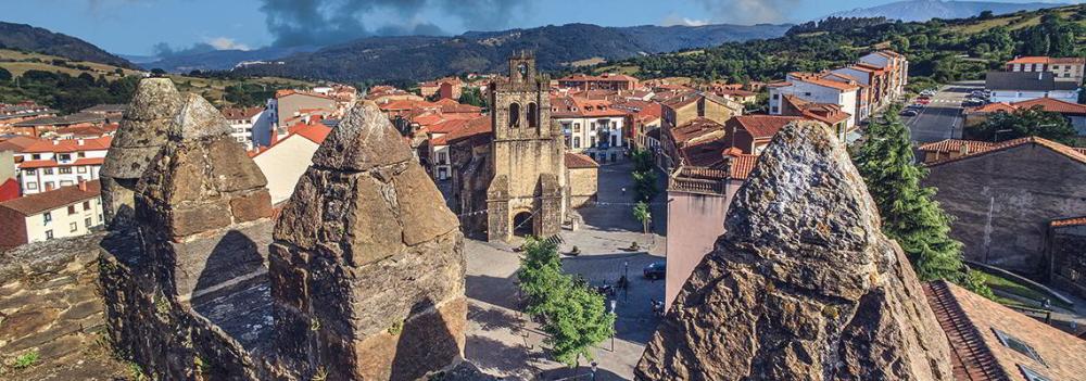 Image of the battlements of the Collegiate Church of Santa María la Mayor in the municipality of Salas.
