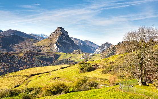 Panoramic view of Pico Peñamellera from the Alevia viewpoint in the council of Peñamellera Baja.