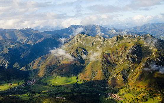 Image of the village of Soto surrounded by mountains in the Redes Natural Park.