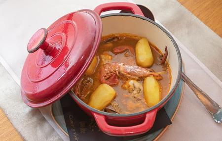 Der Affe, der den Fischeintopf liest