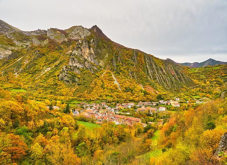 Image of a panoramic view of Pola de Somiedo