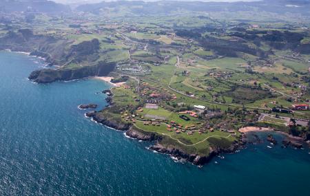 Vue panoramique de la plage de Carranques à Perlora