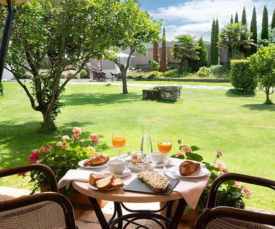 Image of a breakfast in the garden of a hotel of the quality brand Casonas Asturianas.