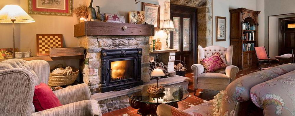 Image of a lounge inside a Casonas Asturianas hotel.