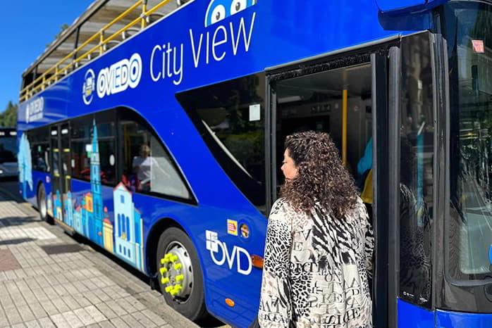 Imagen del bus turístico en Oviedo/Uviéu