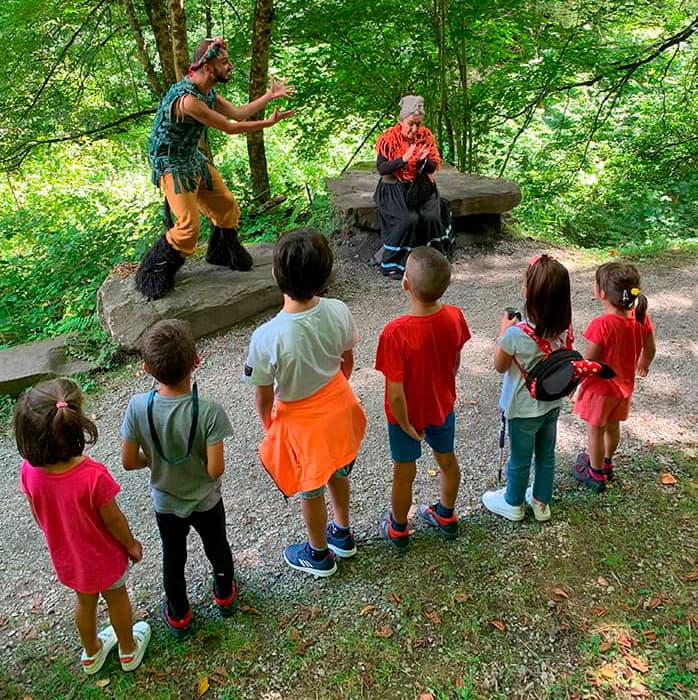 Imagen de visita teatralizada en el concejo de Aller
