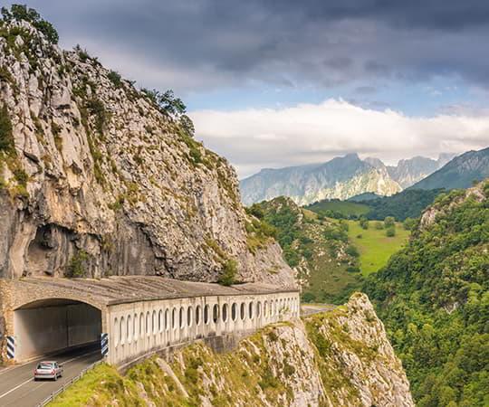 Image of an open tunnel on the Alto de las Estazadas road in the council of Cabrales.