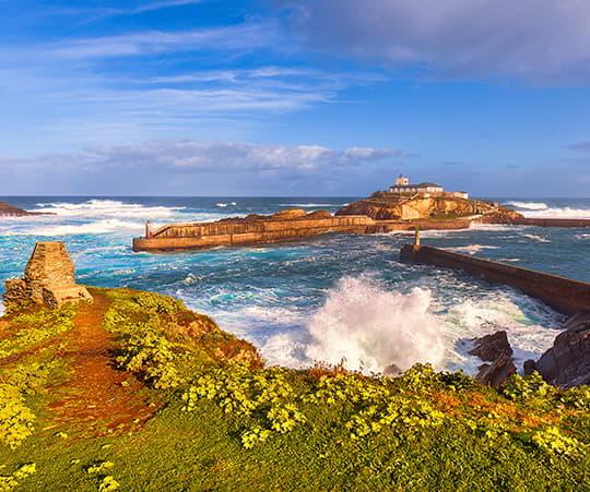 Imagen del faro en la Isla de Tapia perteneciente al concejo de Tapia de Casariego.