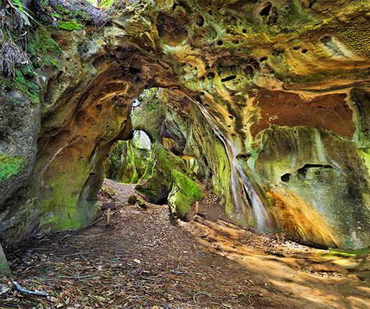 Image of the interior and the entrance at the back of the Andina Cave in the council of El Franco.