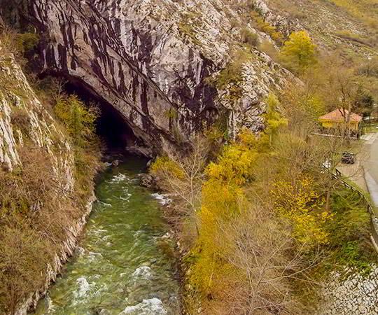 Image of the exterior and surroundings of the Deboyu Cave, looking out over the Nalón River in the council of Caso.