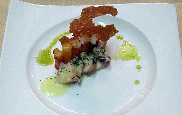 Ir a Imagen Aperitivo de pulpo con emulsión de oliva y patata, acompañado de su crujiente