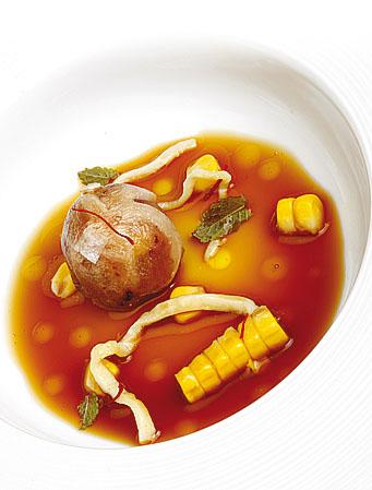 Imagen Eine Suppe aus Huhn, Mais, Ei und Pitu-Schokolade zubereiten