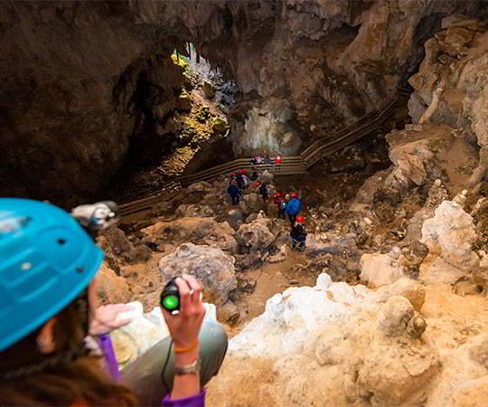 Image of a group of people inside Cueva Huerta in the municipality of Teverga.